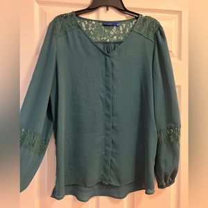 Large Apt 9 Women’s Green blouse with lace shoulders/sleeves